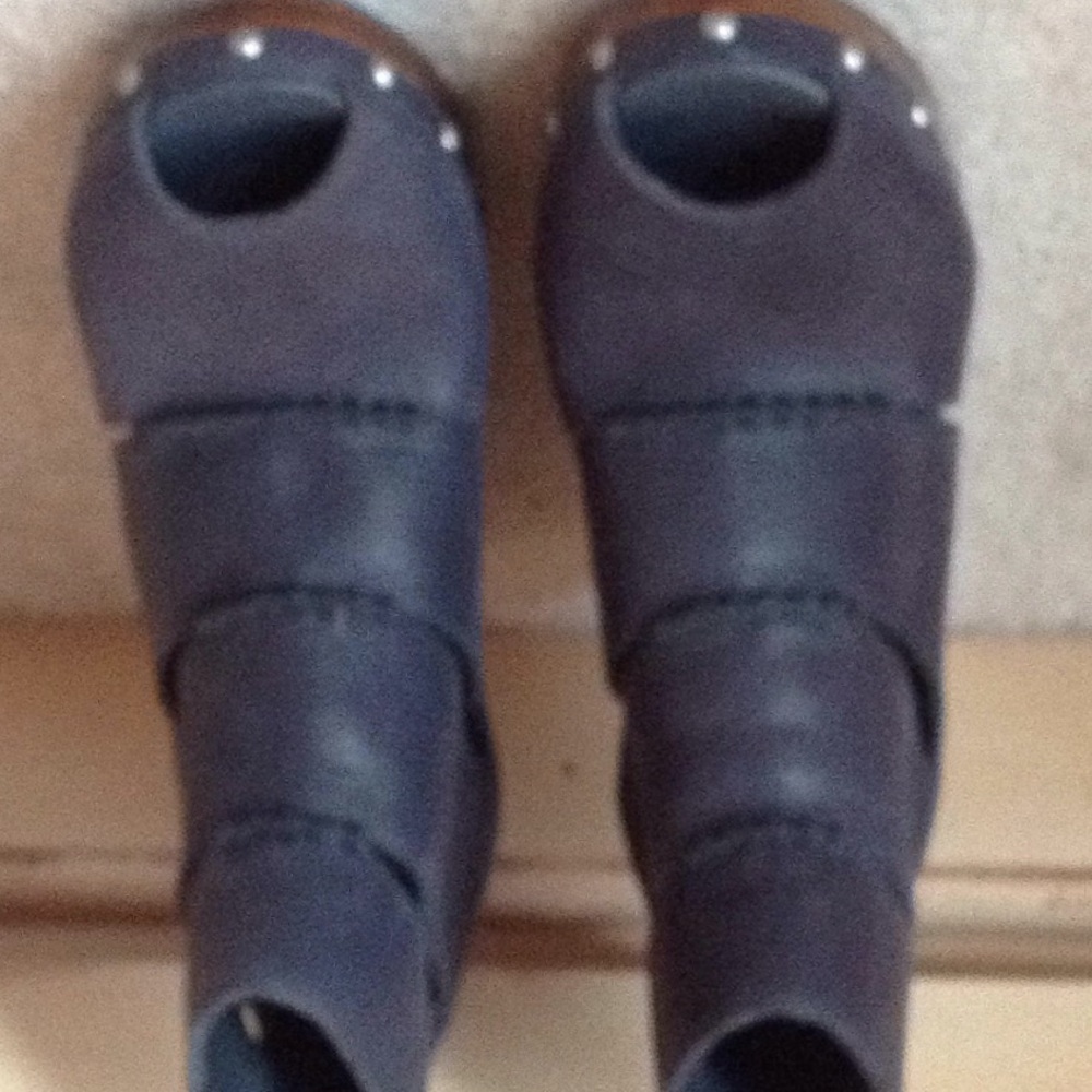 Super nice Ugg.  Never worn. No box
